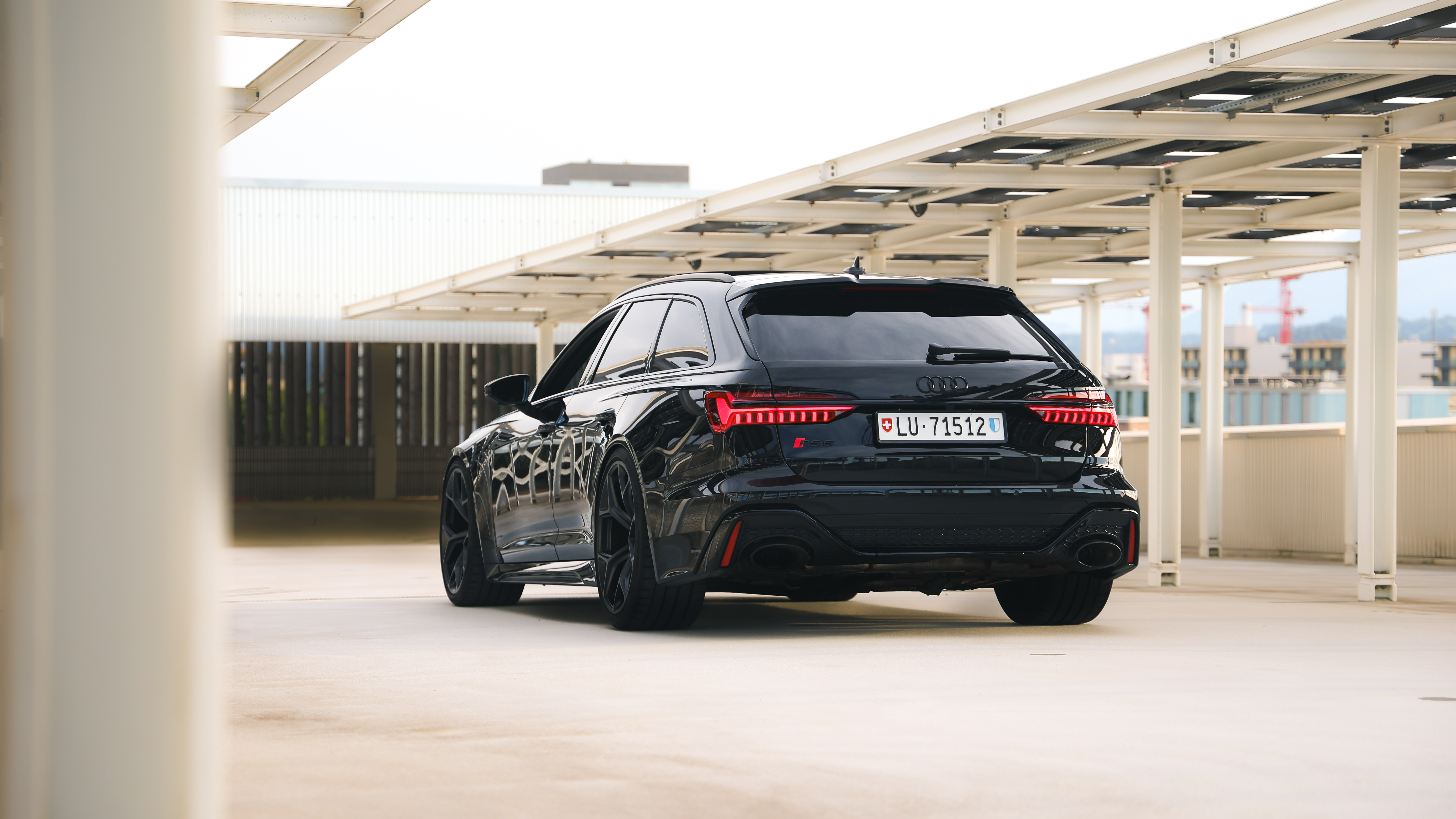 Schwarzer Audi RS6 von hinten