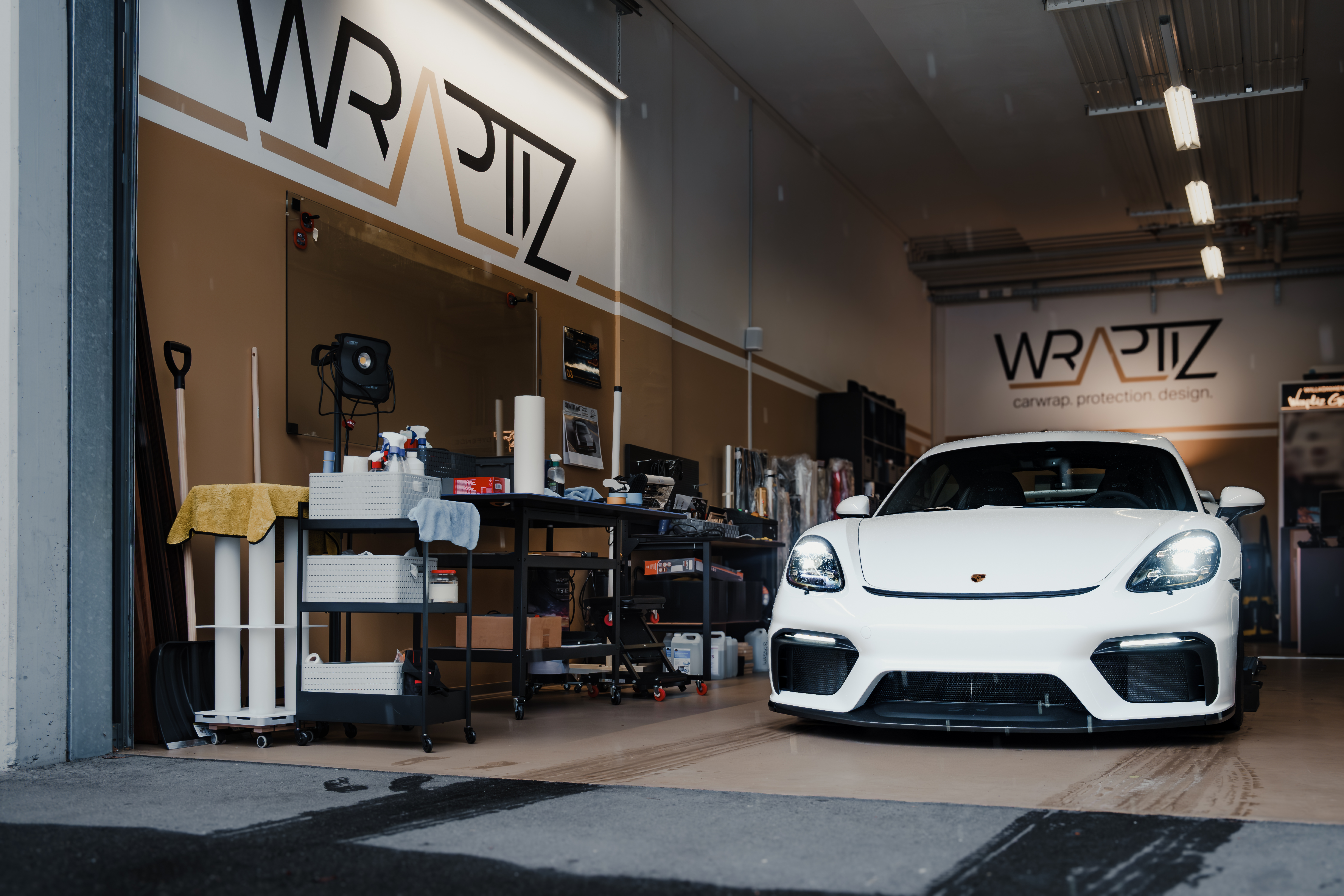 Weisser Porsche in einer Werkstatt
